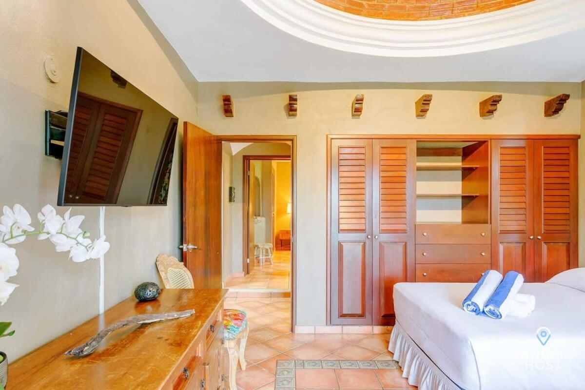 Villa Hacienda-style With Private Pool Steps To